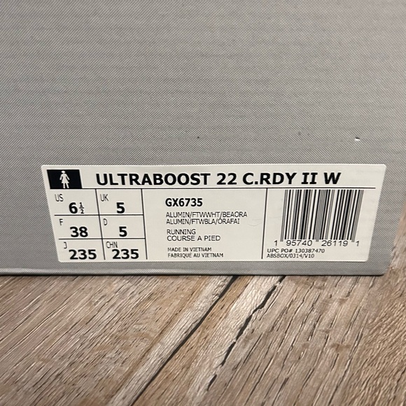 Adidas Womens Ultraboost Sneakers Size 6 1/2 - Picture 3 of 3